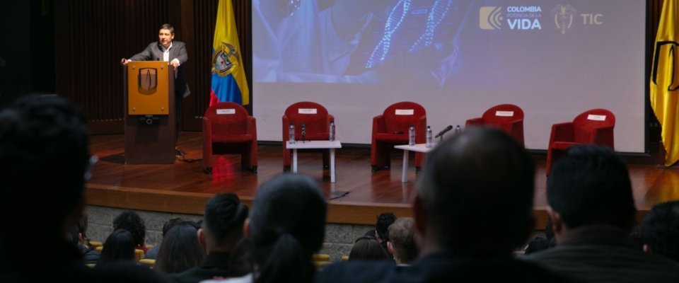 Durante un foro sobre el impacto de la tecnología en la medicina, el jefe de la cartera TIC, Mauricio Lizcano, habló de los avances del país en SaludTech y los desafíos que se están trabajando en el marco de la estrategia PotencIA Digital para impulsar este sector.